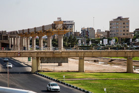 آخرین ستون های نصب شده مونوریل قم در بستر روخانه قم