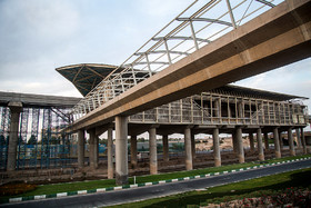 مسیر خروجی مسافران در یکی از ایستگاه های نیمه ساز مونوریل قم که از روی بستر رودخانه عبور می کند و در فاز نخست اجرایی شدن پروژه با تخصیص اعتبار ۲۰۰۰ میلیارد ریالی تکمیل خواهد شد.