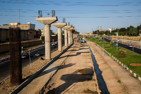 ستون های بتنی مونوریل قم که در تصمیم کنونی مسئولین شهری بلااستفاده خواهند ماند که در صورت راه اندازی فاز نخست مونوریل قم تا قبل از حرم مطهر، این ستون ها در پیش بینی طرح جمع آوری میتوانند قرار می‌گیرند.