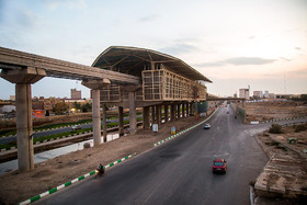 مونوریل قم بر روی ستون هایی با فاصله ۱۲ متر از یکدیگر با سرعت میانگین ۴۰ کیلومتر بر ساعت حرکت خواهد کرد و حداکثر سرعت آن ۸۰ کیلومتر بر ساعت می تواند باشد که به دلیل نزدیکی ایستگاه های آن، به سرعت حداکثر خود نخواهد رسید.