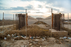 ابتدای خط پروژه مونوریل قم که به دلایل مختلف و در نهایت عدم تزریق بودجه لازم، در حالت بلاتکلیفی و کارگاهی باقی مانده و مکانی برای تجمع زباله شده است. 