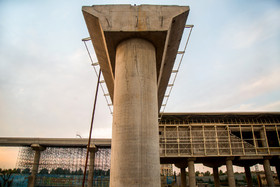 پایه بتنی مسیر خروجی مسافران مونوریل قم در یکی از ایستگاه های آن که از روی بستر رودخانه گذشته و به خیابان ساحلی می‌رسد.