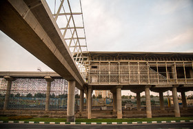 مسیر خروجی مسافران در یکی از ایستگاه های نیمه ساز مونوریل قم که در فاز نخست اجرایی شدن پروژه با تخصیص اعتبار ۲۰۰۰ میلیارد ریالی تکمیل خواهد شد.