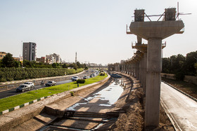 ستون‌ها و خط مونوریل قم که به دلیل تخصیص نیافتن اعتبارات مورد نیاز متوقف شده است.