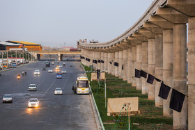 ستون های مونوریل شهر قم که در بستر رودخانه تعبیه شده است.