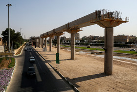 آخرین ستون های خط پروژه مونوریل قم که به دلایل مختلف متوقف شده است و احتمال جمع آوری این پایه های بتنی در آینده دور از تصور نیست.