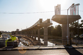 ستون های نصب شده پروژه مونوریل متوقف شده شهرقم در بستر رودخانه که در تیرماه سال جاری در برخورد شدید خودرو با این پایه های بتنی، سه کشته برجای گذاشت.