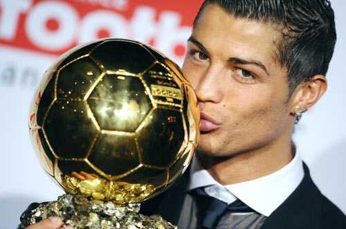 نگاهی به پنج توپ طلا به نشانه پنج خصلت ویژهی CR7 نگاهی به پنج توپ طلا به نشانه پنج خصلت ویژهی CR7