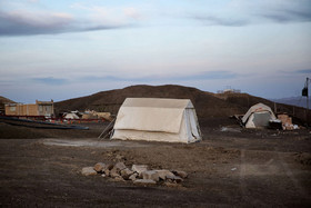 با گذشت ۸ ماه از زلزله همچنان چادرهای اسکان اضطراری هلال احمر در روستای سرچشمه برپا هستند.