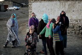 دختران مدرسه ابتدایی روستای سرچشمه به عبور یک هواپیما واکنش نشان می‌دهند.  