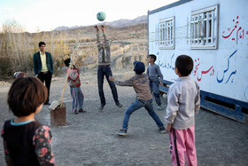 دانش آموزان مدرسه ابتدایی روستای سرچشمه در حال گذران زنگ تفریح هستند، آنها بعد از زلزله در کانکس تحصیل میکنند. مدرسه ابتدایی این روستا هنوز بازسازی نشده است.  