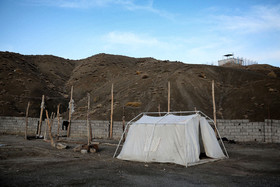 با گذشت ۸ ماه از زلزله همچنان چادرهای اسکان اضطراری هلال احمر در روستای سرچشمه برپا هستند.  