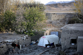 با گذشت ۸ ماه از زلزله همچنان چادرهای اسکان اضطراری هلال احمر در روستای سرچشمه برپا هستند.  