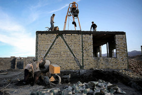 کارگران ساختمانی در روستای سرچشمه مشغول کار هستند،علی‌رغم وعده پیمانکار برای اتمام در پایان شهریور امسال ولی هنوز عملیات ساخت تعداد زیادی  از خانه ها در روستای سرچشمه به پایان نرسیده است.  