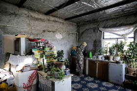 اکرم ساکن روستای دوقلعه براشک است که هنوز خانه اش ساخته نشده است او به همراه خانوادش در سازه های موقتی که خود ساخته اند زندگی میکند.  