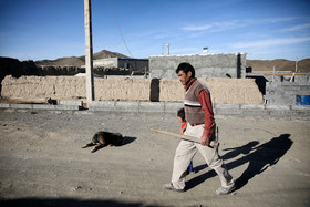 آقای بهشتی یکی از ساکنان روستای دوقلعه براشک است که هنوز خانه اش ساخته نشده است.  