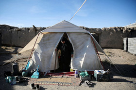 زنی به همراه همسرش که ساکن روستای دوقلعه براشک هستند، با گذشت ۸ ماه از زلزله همچنان در چادر زندگی میکند.