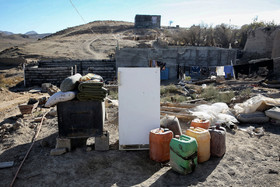 برخی از زلزله زدگان محل مناسبی را برای نگهداری اسباب و اثاثیه خود ندارند.