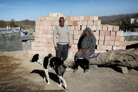عباس جاهد و همسرش ساکن روستای دوقلعه براشک هستند، خانه آنها به تازگی ساخته شده است. ولی دام آنها همچنان  بی سرپناه مانده است.
