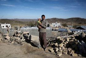 یکی از اهالی روستای دوقلعه براشک در سفید سنگ خراسان رضوی به همراه کودک خردسالش ،در ۱۶ فروردین ۹۶ زلزله ای به قدرت ۶.۱ ریشتر منطقه سفید سنگ را لرزاند.  