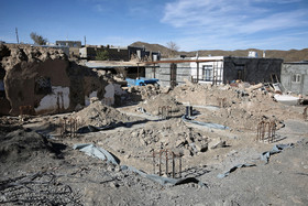 تصویر بنایی در روستای دوقلعه براشک که با گذشت 8 ماه از زلزله فقط پی‌ریزی آن انجام شده است.