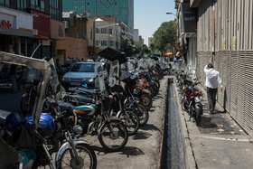 اکثر مغازه‌داران و خریداران خیابان ظهیرالاسلام به وسیله موتور در این محدوده تردد می‌کنند.