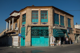 ساختمان‌های تاریخی بسیار زیادی در ناحیه خیابان مصطفی خمینی(ضلع جنوب شرقی میدان بهارستان) قرار دارند.
