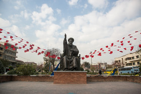  آذر ماه سال ۱۳۷۵، مجسمه‌ای برنزی از سیدحسن مدرّس ، به ارتفاع سه متر، کار ملک دادار گروسیان و نادر قشقایی ، در وسط میدان نصب شد.