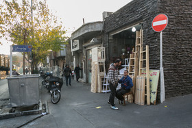 تعداد زیادی مغازه‌ فروش لوازم چوبی در ابتدای خیابان ابن‌سینا و محدوده پل چوبی قرار دارد.