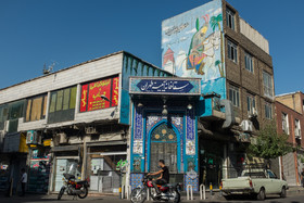 این سقاخانه در خیابان ظهیرالاسلام واقع است. در تزئینات این سقاخانه آینه کاری بسیار به کار رفته و همین موجب نامگذاری آن شده است. این سقاخانه توسط حاج میرآخور در سال۱۳۰۴ بنا شد.
