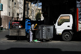 رها سازی سطل‌های زباله در خیابان کم عرض گرگان چهره ناخوشایندی به این خیابان داده است.
