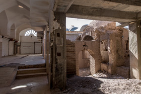 بازار سنتی شهر بازسازی شده اما قسمت کوچکی از آن به عنوان یادبود زلزله دست نخورده باقی مانده است.