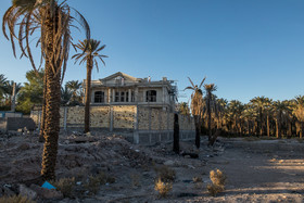 کارگران در حال ساختن خانه در میدان ۱۷ شهریور بم 