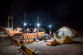 چادرهای اهدایی در زلزله هنوز مورد استفاده مردم بم است.