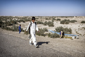 دانش آموزان  مدرسه  ابتدایی روستای «گمشاد»، مسیر برگشت به خانه را در روستای «گله‌بَچه» را پیاده طی می‌کنند.