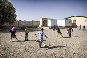 دانش آموزان مدرسه روستای «اُشترک» در شهرستان زهک در حال گذران زنگ تفریح هستند.