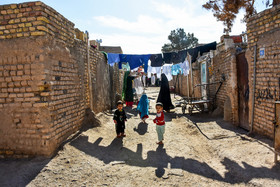 امروزه با مهاجرت، گرد محرومیت از زندگی افغان‌ها برداشته نشده است و اغلب زنان و كودكان ساكن در «مهمان‌شهر مهاجرین سمنان» از كوچه‌هاي خاكي و ناهموار براي خشك كردن لباس و بازي کودکان استفاده مي‌كنند.