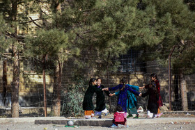 كودكان افغاني «مهمان‌شهر مهاجرین سمنان» در شرایطی نامطلوب و نبود امکانات تفریحی در حال بازي ‌هاي كودكانه خود هستند.