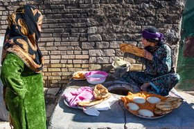 اكثر زنان افغان در «مهمان‌شهر مهاجرین سمنان» سرپرست خانوار بوده و با تهيه نان خانگي زندگي و اوقات خود را سپري مي‌كنند و تنور‌هایشان در جلوي اكثر خانه‌ها در اين اردوگاه وجود دارد.