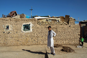 كودكان و نوجوانان افغاني در «مهمان‌شهر مهاجرین سمنان» به دلايل مختلفي مانند مهاجرت، فقر و نبود امكانات مناسب، اكثراً از تحصيل باز مانده و بيكار هستند.