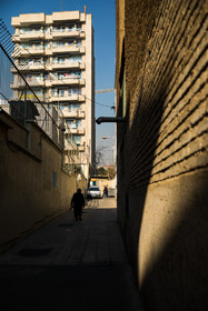 خیابان‌های عریض، از ویژگی‌های محله سنایی است. با این حال، سنایی هم همچون دیگر محله‌های قدیمی تهران، از کوچه‌های تنگ و باریک، تهی نیست.