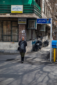 برخی از ساکنان قدیمی محله سنایی در طول روز در پیاده‌روهای این محله قدم می‌زنند.