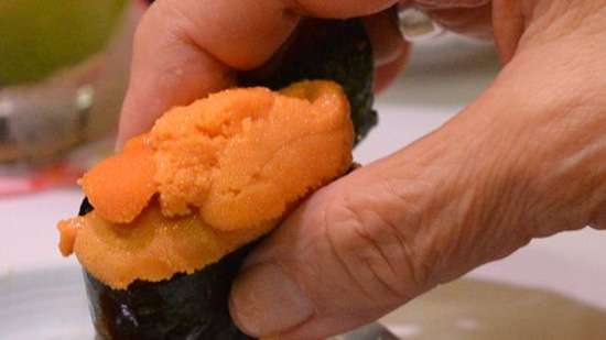 آموزش سوشی خوردن؛ چگونه مثل یک حرفه‌ای ماهی خام بخوریم؟