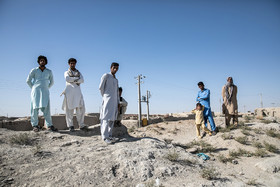 مردان روستای تپه‌کنیز که قبلا کشاورزی می‌کردند و اکنون بیکارند. آنها برای پیدا کردن کار به شهرهای نزدیک میروند.