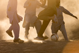 کودکان روستای تپه‌کنیز در حال بازی فوتبال