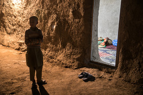 احمد رخشانی ۷۶ ساله است و در منزل پسرش در بستر بیما‌ریست. 