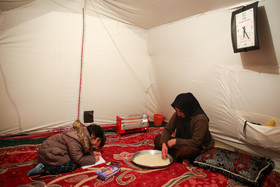 نگین حیاتی، ۳۰ ساله و دارای ۲فرزند به نام های امیرعلی و ستیلا است. به دلیل سرمای بسیار در چادرها و کمبود وسایل گرمایشی روبرو هستند.