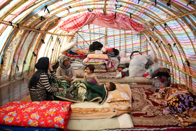 فروغ گل محمدی، ۳۸ ساله، دارای ۱پسر به نام امیرعلی است، و همچنین سکینه، خواهر فروغ، ۳۵ساله، دارای یک دختر به نام سارا است. نیجههایی که آنها در آن زندگی میکنند، خودشان به همراه همسرانشان با نی و پلاستیک ساختهاند.