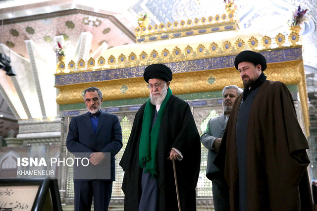 ویدئو / حضور رهبر انقلاب در حرم امام خمینی (ره) حضور مقام معظم رهبری در مرقد در مرقد مطهر بنیانگذار انقلاب اسلامی