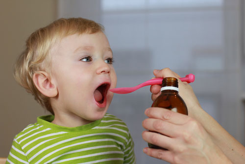 چگونه به کودکان خود دارو بدهیم؟ چگونه به کودکان خود دارو بدهیم؟